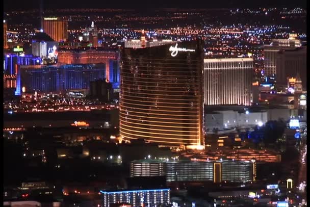 El Hotel Wynn de noche en Las Vegas — Vídeo de stock