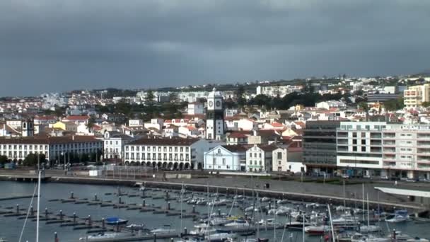 Marina en Porta Delgada ciudad — Vídeo de stock