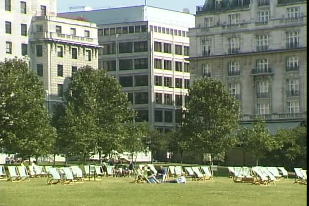 Park met zonnebaders in Londen — Stockvideo