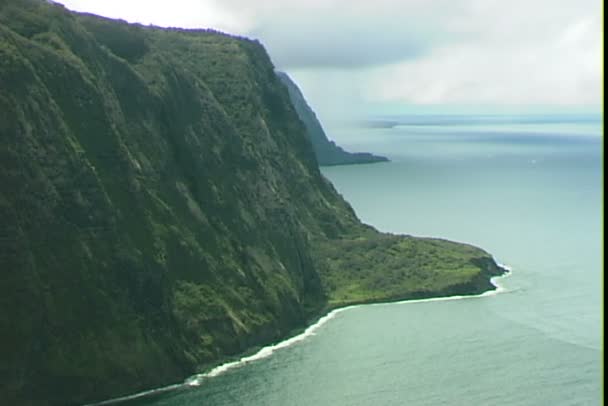 Große Klippe über der Meeresküste — Stockvideo