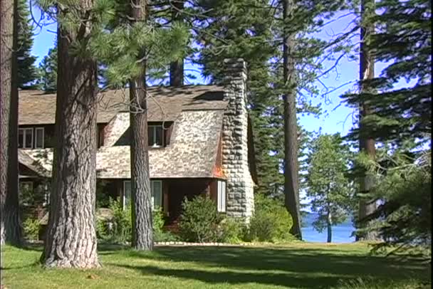 Hus i skogen nära Lake Tahoe — Stockvideo