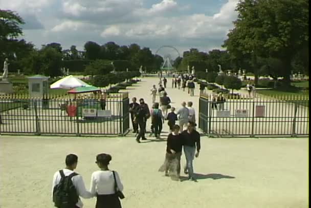 A párizsi Louvre-kert — Stock videók