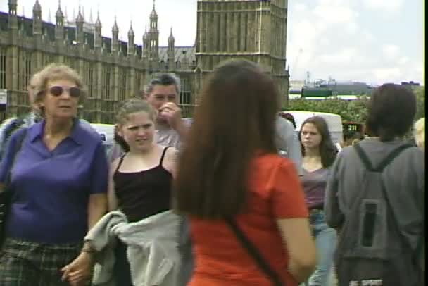 Big Ben com turistas em Londres — Vídeo de Stock