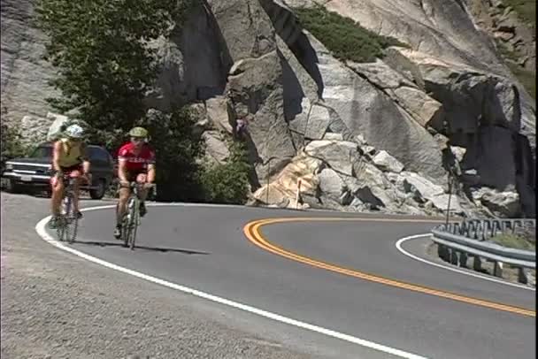 Cyklister rider på berget motorväg — Stockvideo