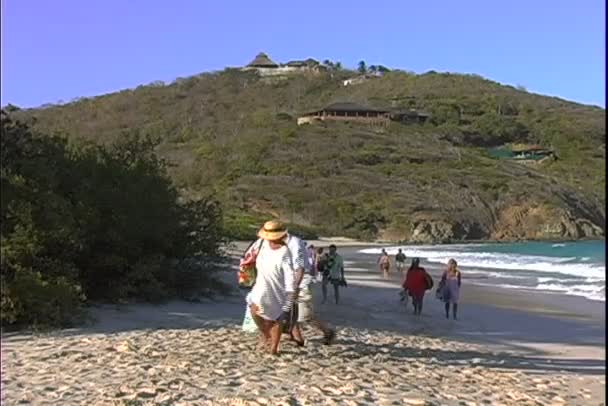 Costa da praia de macarrão com as pessoas — Vídeo de Stock