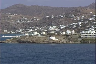 Mykonos kıyısında yel değirmenleri 