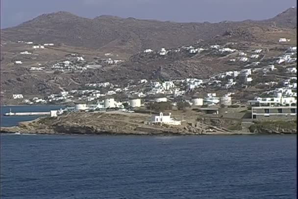 Moinhos de vento na costa de Mykonos — Vídeo de Stock