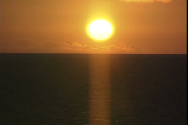 Vue sur la mer au coucher du soleil depuis le quartier de Kona — Video