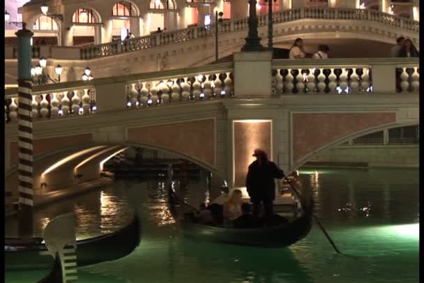 Benátském Canal v noci v Las Vegas — Stock video