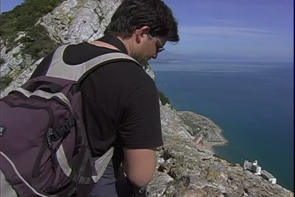 Turistas Mirando Gibraltar desde la montaña — Vídeos de Stock