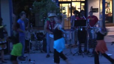 Dansçılar ile Brezilya grup