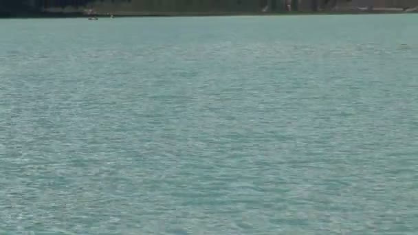 Wellen im Lake Louise — Stockvideo