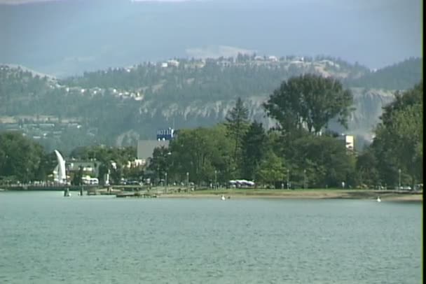 Nad jeziorem w parku Kelowna — Wideo stockowe