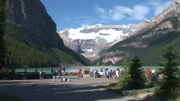 Turistas no Lago Louise — Vídeo de Stock
