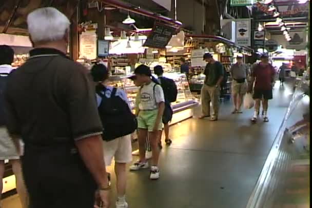 Personnes dans le marché du shopping — Video