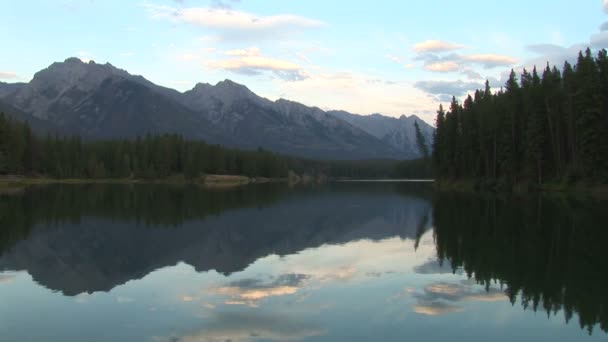 Johnson Lake en el Parque Nacional Banff — Vídeo de stock