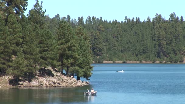 Vissers in kleine boot op lake — Stockvideo