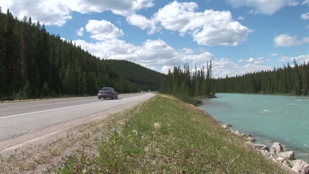 Straße in der Nähe von Lake Louise — Stockvideo