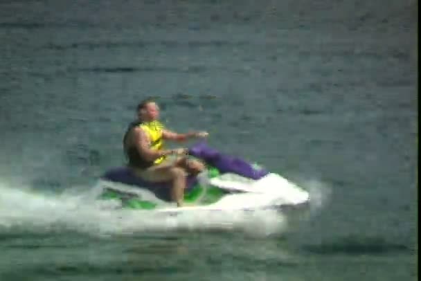 Waverunner nageant dans le lac — Video