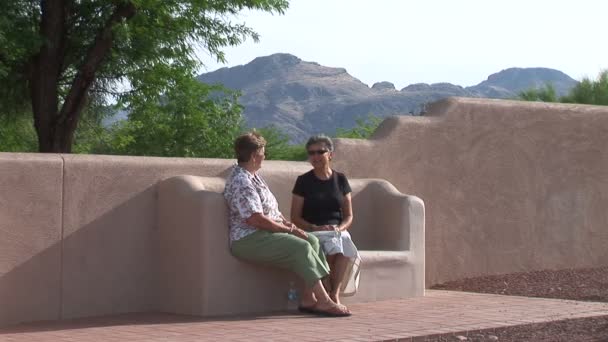 Mujeres hablando en Tubac ciudad — Vídeos de Stock