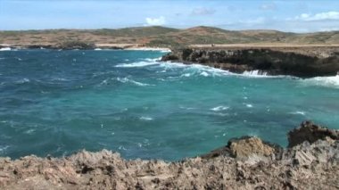 Cliff okyanus kıyısında