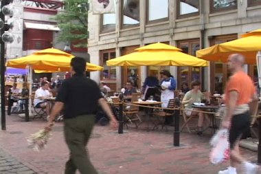 Faneuil Hall Boston insanlarla,