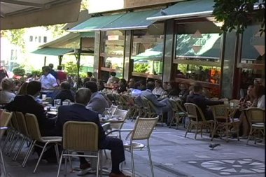 Atina'da insanlarla Cafe