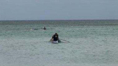 Rüzgar sörfçüleri okyanusta yüzüyor 