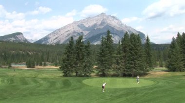 Oyuncular ile Golf Sahası