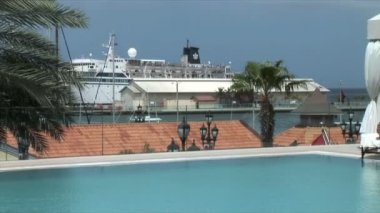 Otel Yüzme Havuzu marina arka plan üzerinde