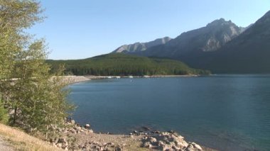 Göl Minnewanka kıyısı