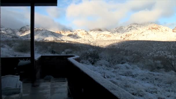 Vista del desierto nevado desde el balcón — Vídeos de Stock