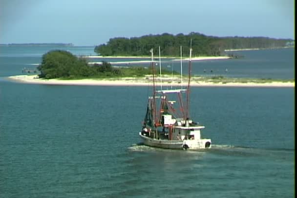 Biloxi Bay met boot in Usa — Stockvideo