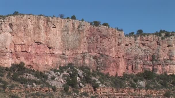 Salzfluss mit Klippe in arizona — Stockvideo