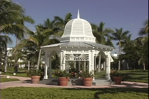 Gazebo on resort on Bahamas islands — Stock Video
