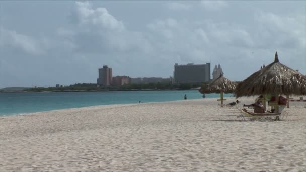 Spiaggia con persone ad Aruba — Video Stock