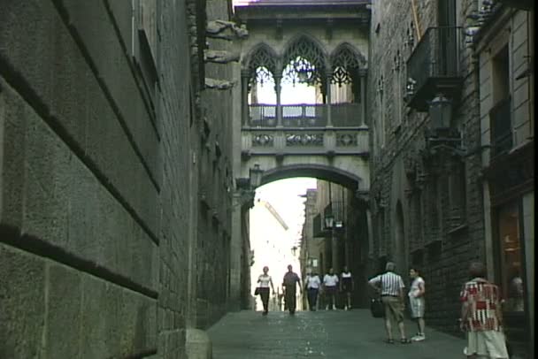 Alley with people in Barcelona — Stock Video