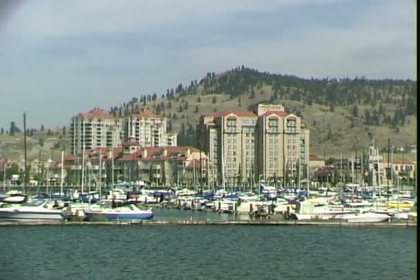 Delta Hotels Grand Okanagan Resort met jachthaven — Stockvideo