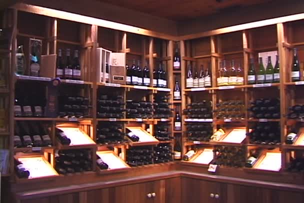 Интерьер винного магазина — стоковое видео