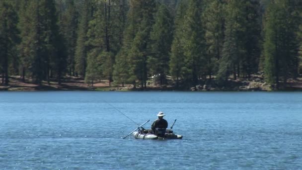 Vissersboot in lake — Stockvideo