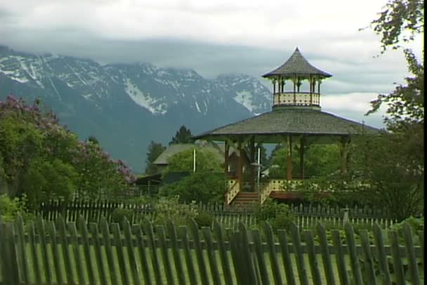 Zone proche du bâtiment en montagne — Video