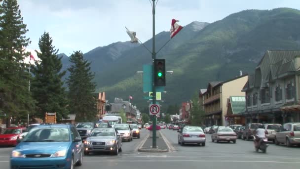 Traffic in Banff city — Stock Video