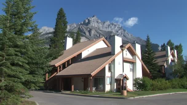 Будинки в курорт у місті Banff — стокове відео