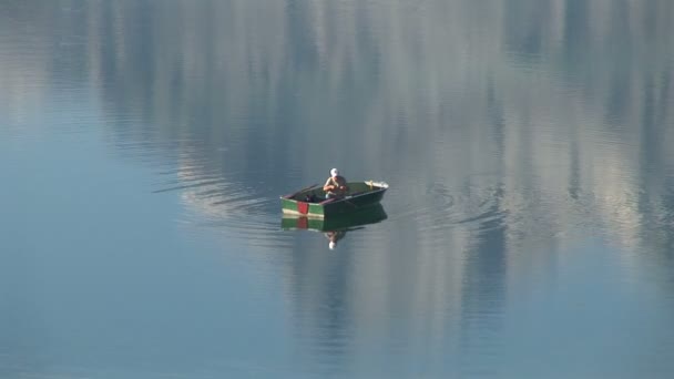 Ruderboot mit Fischer im See — Stockvideo