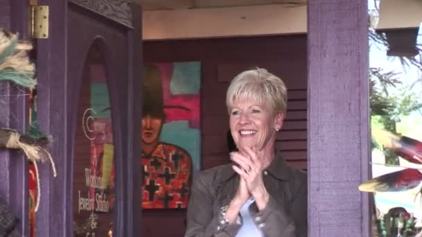 ギャラリーの入り口に立っている女性 — ストック動画