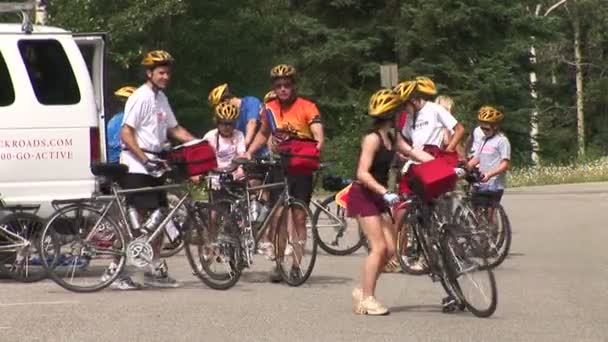 Rowerzystów na drogach w mieście Banff — Wideo stockowe