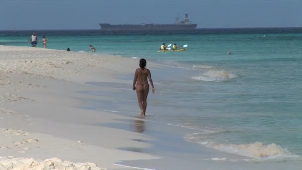 Flicka promenader på stranden — Stockvideo