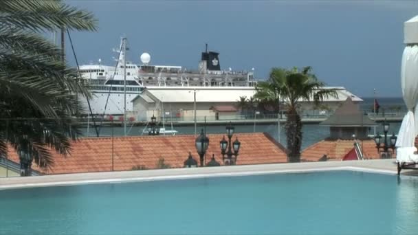 Hotelschwimmbecken auf dem Yachthafen Hintergrund — Stockvideo