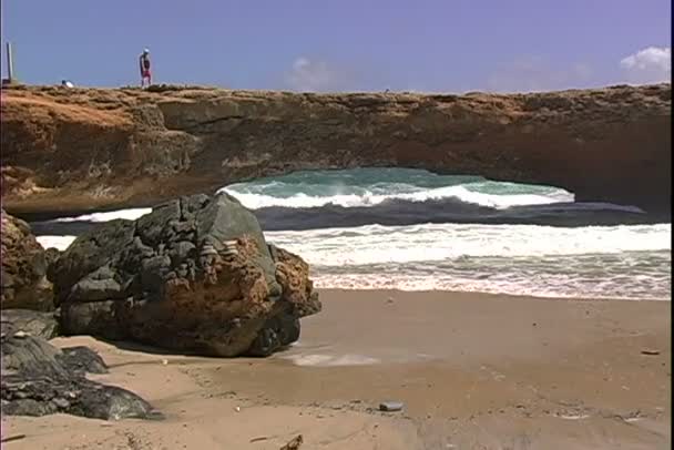 Puente natural en la isla de Aruba — Vídeo de stock