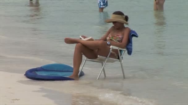 Praia com pessoas em Aruba — Vídeo de Stock